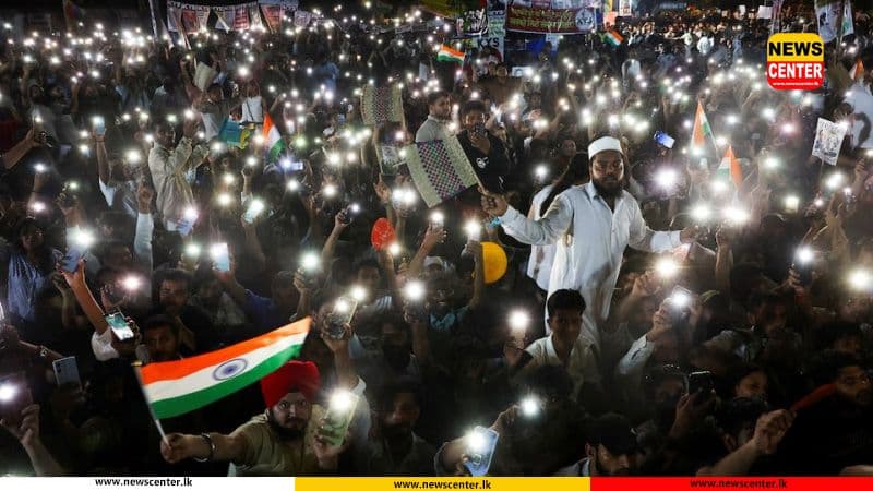 අධ්‍යාපන ඇමතිගේ ඉල්ලා අස්වීමට බලකරමින්, ඉන්දියාවේ ‘කැරපොත්තන්ගේ ව්‍යාපාරය’ පාර්ලිමේන්තුව වටලයි